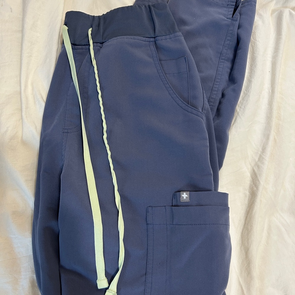 Figs women’s small/tall high waisted Yola scrub pant in discontinued space navy